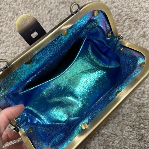 Iridescent Croc-Embossed Leather Handmade Retro Push Lock Multi Use Handbag - Picture 17 of 17